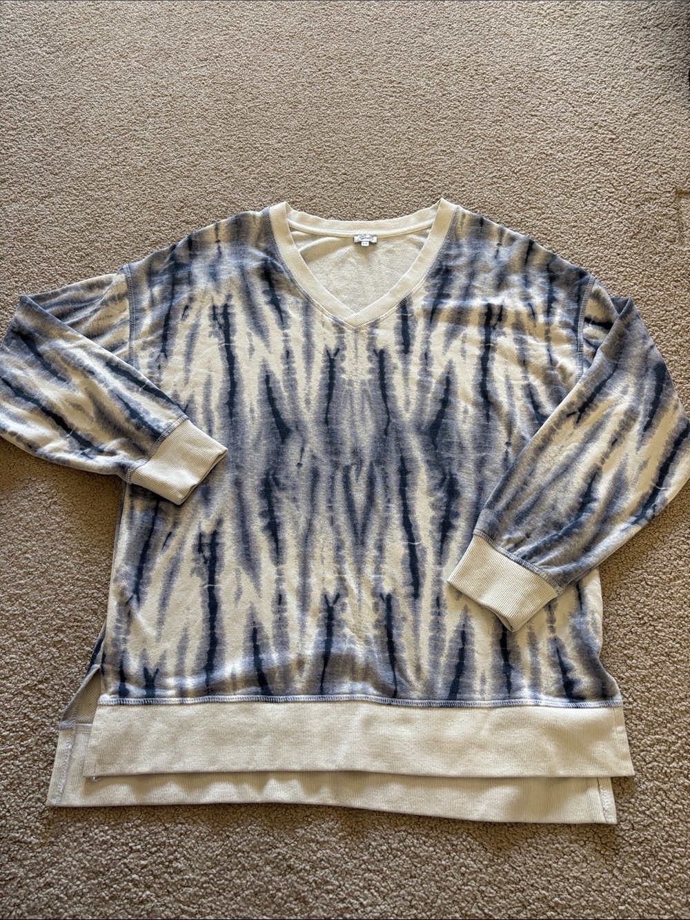 Kismet V-Neck Tie-Dye Sweater in Cream and Navy